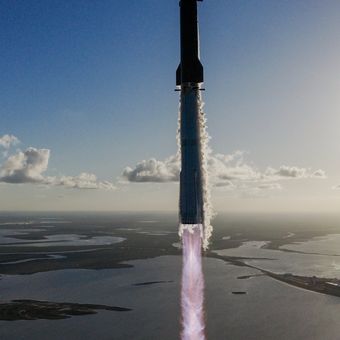 SpaceX tengah menyiapkan IPO pada 2026 dengan target dana lebih dari 25 miliar dollar AS. Jika terealisasi, valuasi perusahaan Elon Musk itu bisa melampaui 1 triliun dollar AS.