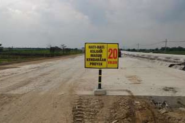 Tol Kertosono-Mojokerto telah tersambung dengan Tol Mojokerto-Surabaya. Namun, untuk melewati ruas ini, pengendara disarankan untuk menjalankan mobilnya tak lebih dari 20 km/jam. Foto diambil Selasa (28/6/2016).