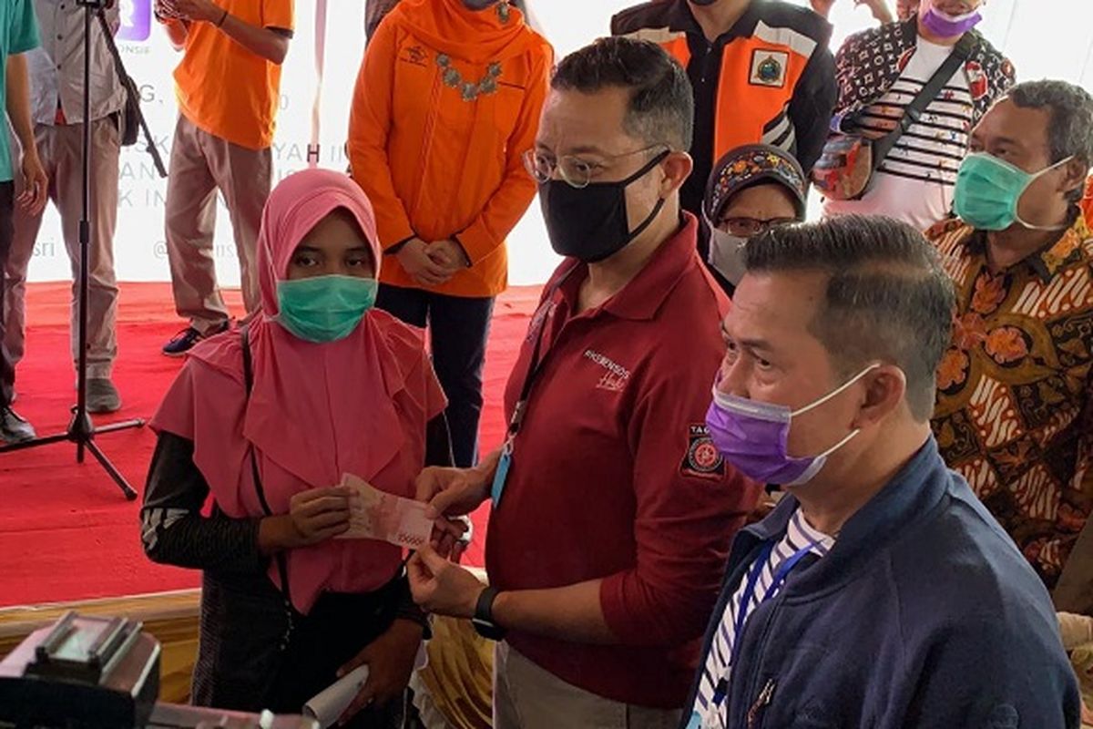 Menteri Sosial Juliari P. Batubara, saat menyerahkan bantuan sosial tunai, di Kantor PT Pos Indonesia Serang, Sabtu (9/5/2020).