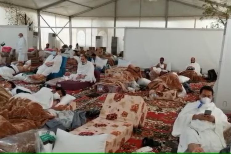  Suasana di dalam tenda jemaah haji di Arafah.