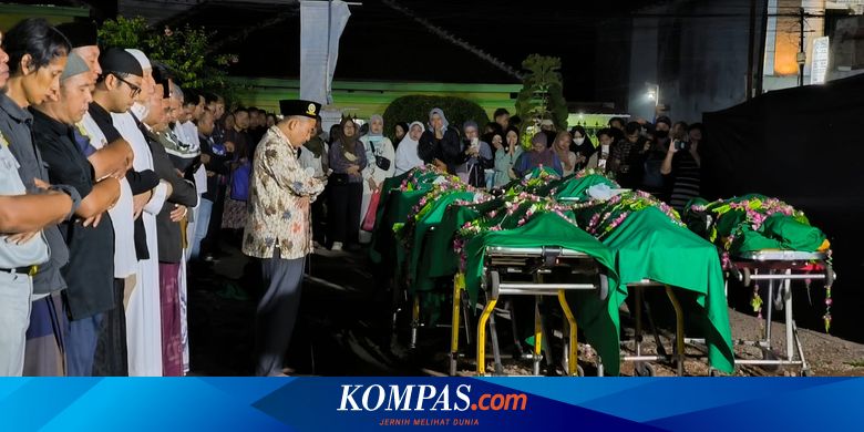 Suasana Shalat Jenazah Massal Korban Kecelakaan Bromo di Halaman Parkir RSBS Jember, Penuh Air Mata