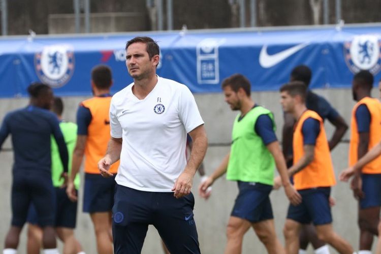Frank Lampard tengah memimpin latihan anak-anak asuhannya jelang laga Barcelona vs Chelsea di Stadion Nack5 Saitama, 21 Juli 2019. 