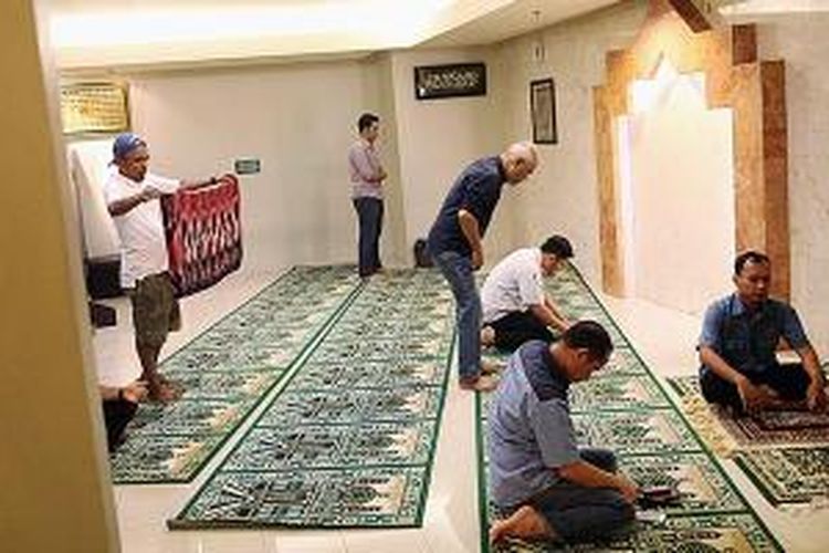 Pengunjung dan karyawan sedang menunaikan shalat di mushala yang ada di dalam Mal Grand Indonesia, Jakarta Pusat, Kamis (17/7/2014).