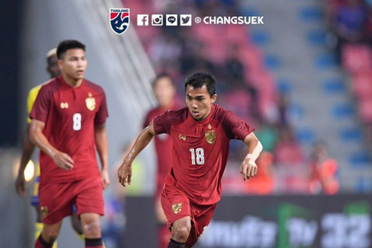 Pemain timnas Thailand, Chanatip Songkrasin, saat bermain melawan timnas Gabon dalam ajang Kings Cup 2108 di Stadion Rajamangala, Kamis (22/3/2018).

