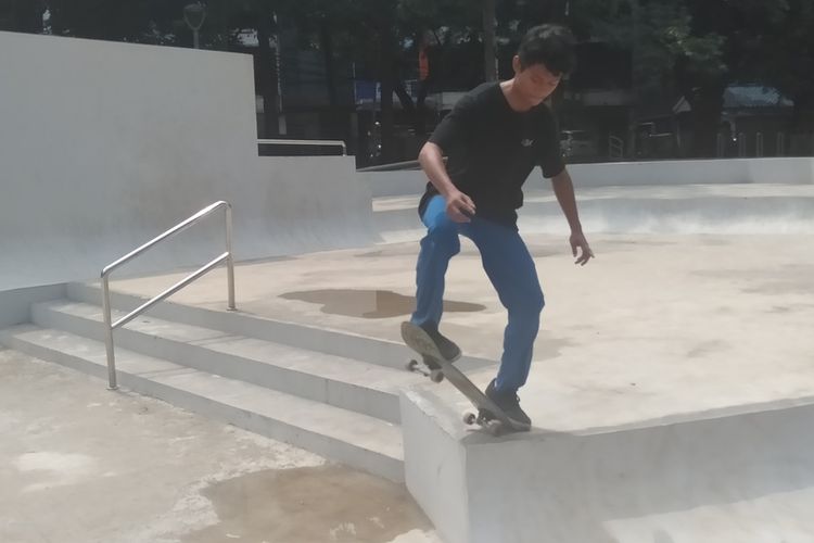 seorang remaja sedang bermain skateboard di Taman Puring, Kebayoran Baru, Jakarta Selatan, Selasa (14/1/2020)