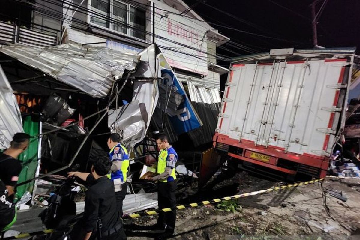 Kondisi ruko dan warung yang rusak ditabrak truk dalam kecelakaan di Ngaliyan, Kota Semarang, Jawa Tengah, Kamis (21/11/2024). Dua orang tewas dalam kejadian ini. Truk bermuatan aki itu diduga mengalami rem blong.