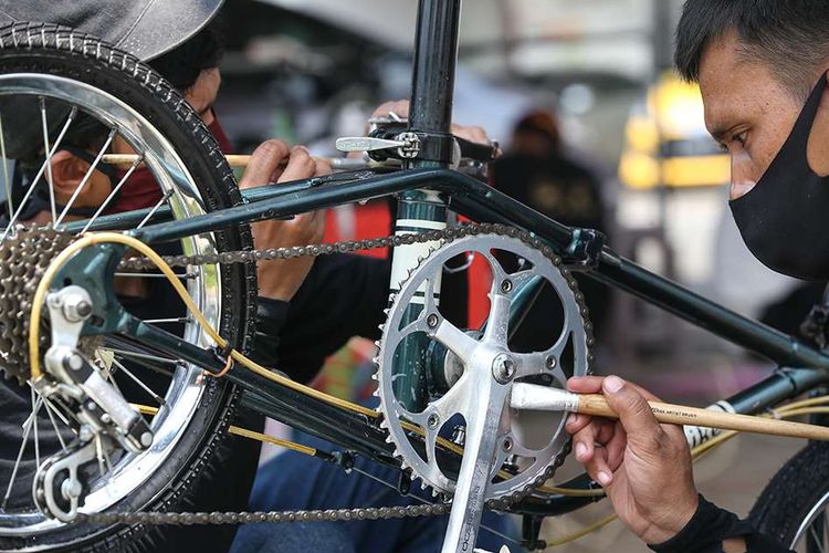 Pekerja sedang membersihkan sepeda di salon sepeda Bike 2 Wash, Pasar Modern Intermoda BSD, Tangerang, Jumat (2/10/2020). Salon sepeda Bike 2 Wash yang menyediakan jasa cuci, poles hingga nano ceramic coating mengalami peningkatan permintaan salon sepeda seiring meningkatnya tren bersepeda di masa pandemi.