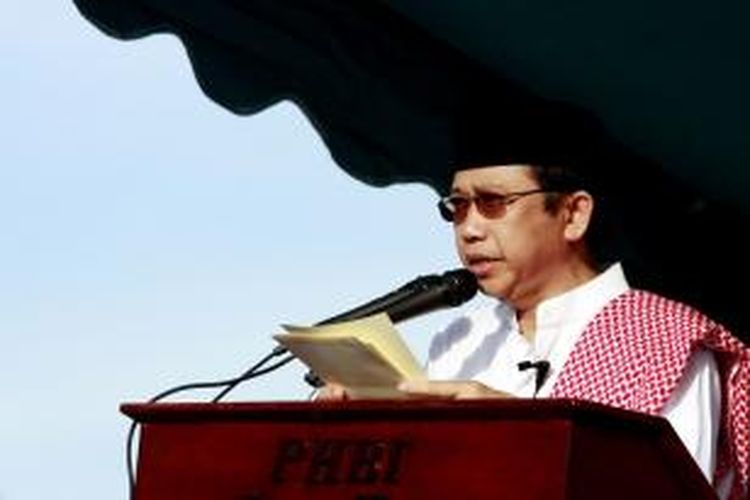 Ketua DPR Marzuki Alie menjadi khatib saat mengikuti Shalat Id di Jalan Jenderal Sudirman, Jatinegara, Jakarta Timur, Jumat (10/9/2010).   