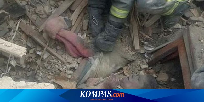 Wanita Ditarik Hidup-hidup dari Puing Pasca-serangan Rusia di Luhansk