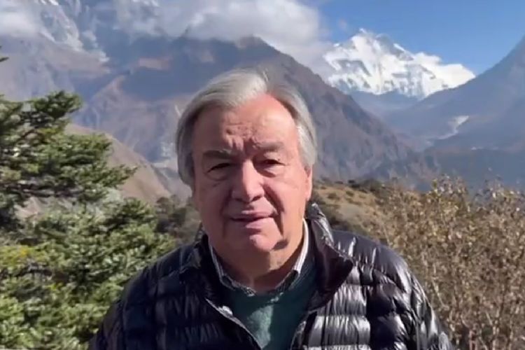 Tangkapan layar dari video yang menunjukkan Sekretaris Jenderal PBB memperingatkan Pegunungan Himalaya di Nepal telah kehilangan hampir sepertiga lapisan esnya selama lebih dari 30 tahun akibat pemanasan global.