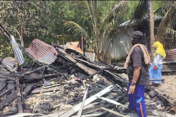 Sebuah rumah di Desa Penibung, Kabupaten Mempawah, Kalimantan Barat (Kalbar) ludes terbakar. Rumah tersebut ditinggali Sadikin (66), seorang marbot di masjid yang berada tak jauh dari rumahnya.