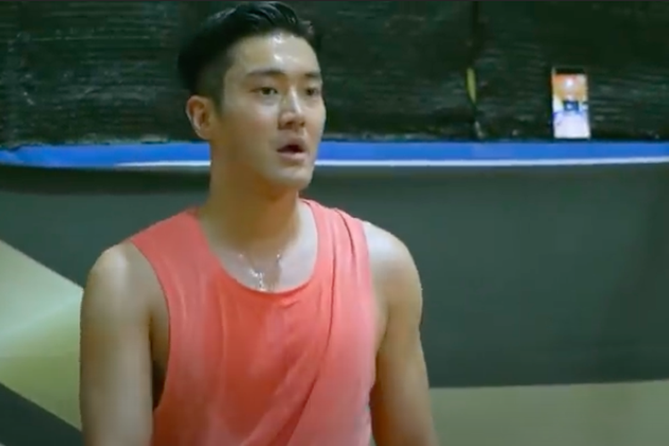 Siwon saat main basket bersama rekan-rekannya