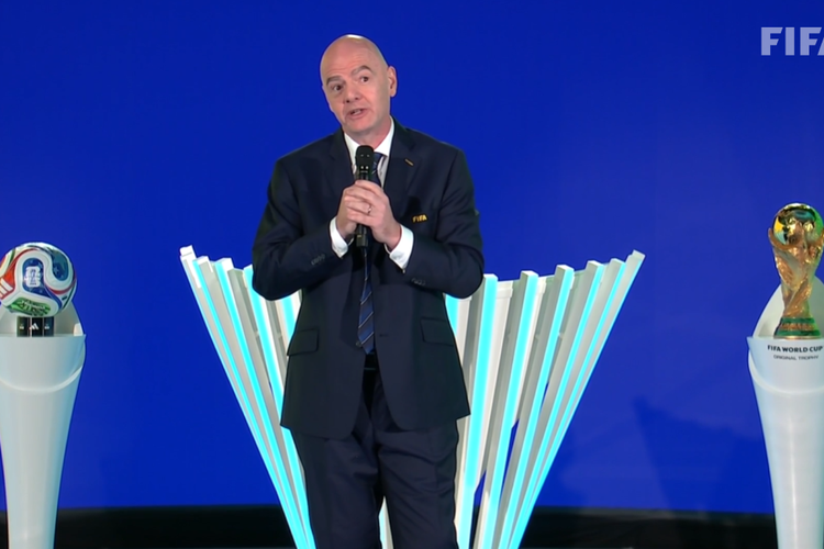 Presiden FIFA Gianni Infantino memberikan sambutan sebelum suasana pengambilan undian untuk turnamen playoff antarkonfederasi Piala Dunia 2026 dan playoff Eropa di Home of FIFA, Zurich, Swiss, pada Kamis (20/11/2025).
