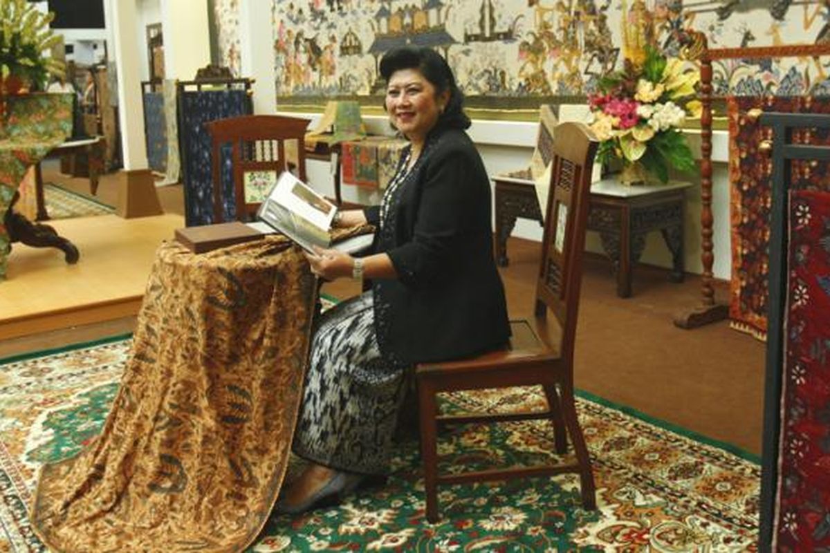 Istri mantan Presiden Susilo Bambang Yudhoyono, Ibu Ani Yudhoyono, berpose di stan yang memajang koleksi kain batiknya di pameran Gelar Batik Nusantara 2015, di Jakarta Convention Center, Senayan, Jakarta, Rabu (24/6/2015). Acara yang diikuti ratusan pengusaha, penjual dan perajin batik ini akan berlangsung hingga 28 Juni.