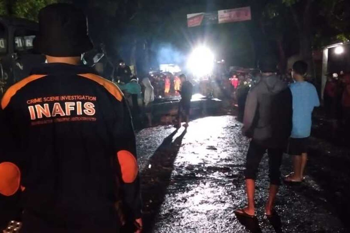 Foto-foto: Proses pengangkatan bangkai bus pariwisata yang masuk jurang sedang dilakukan tim derek Polresta Tasikmalaya di Kecamatan Rajapolah, Kabupaten Tasikmalaya, Jawa Barat sampai Sabtu (25/6/2022) malam.