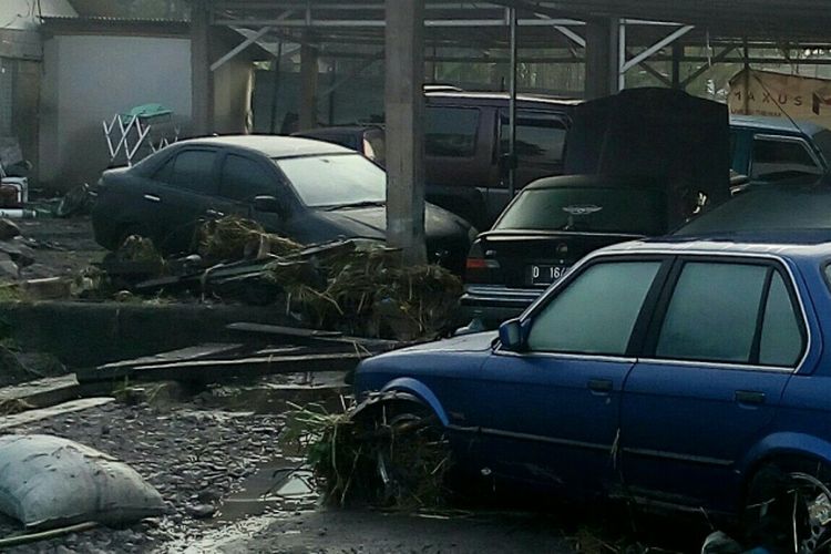 Bengkel milik Cecep Sentosa uang diterjang banjir pada Senin (06/06/2017)