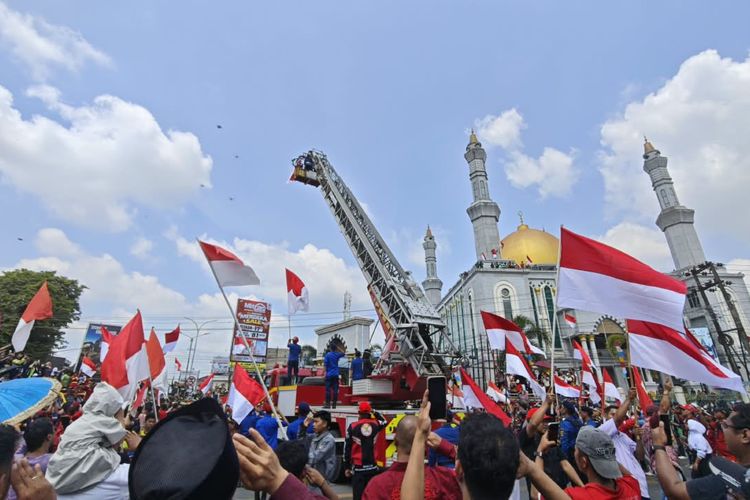 Rayakan Kemerdekaan dengan Merah Putih dan Siraman Damkar di Simpang Lembuswana
