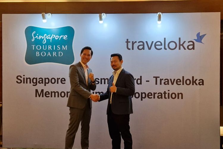 Executive Director Singapore Tourism Board (STB) Asia Tenggara Terrence Voon dan Presiden Traveloka Caesar Indra (kiri ke kanan) seusai acara penandatanganan Memorandum of Cooperation (MoC) di Jakarta, Kamis (17/1/2024).