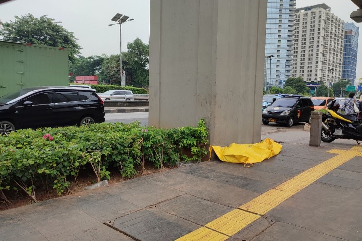 Seorang pria berinisial MM (64) ditemukan tewas tepat depan kantor Suku Dinas Perhubungan Jakarta Selatan, Jalan MT Haryono, Cikoko, Pancoran, Selasa (4/1/2022) siang.