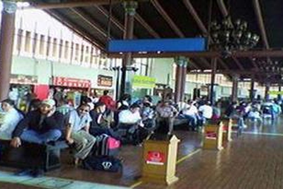 Suasana Terminal 1 Bandara Soekarno-Hatta Senin (4/2) berangsur normal.