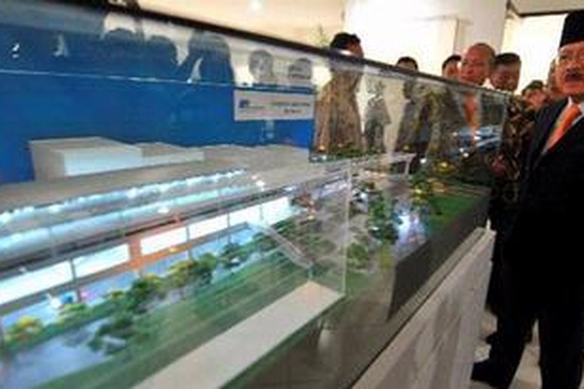 Gubernur DKI Jakarta Fauzi Bowo melihat maket rencana pembangunan proyek Mass Rapid Transit (MRT) saat pencanangan proyek tesebut di Jakarta, Kamis (26/4/2012). Proyek MRT tahap I akan dibangun koridor Selatan-Utara dari Lebak Bulus ke Bundaran Hotel Indonesia sejauh 15,7 kilometer.