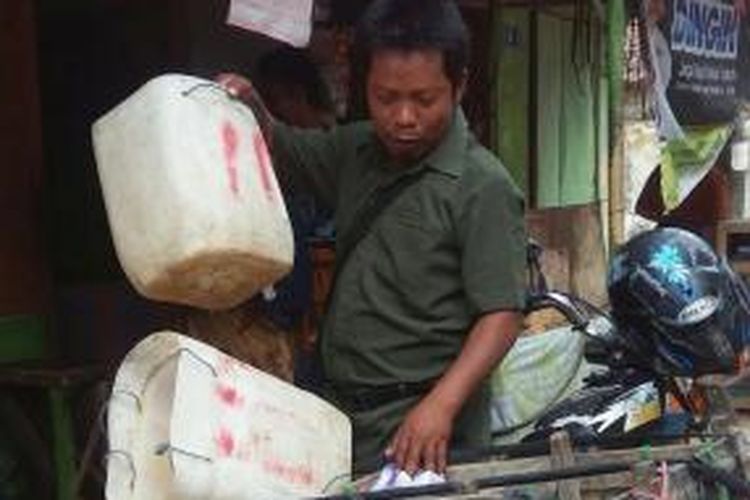 Mohammad Harpin, guru honorer yang digaji Rp. 150 ribu sebulan, sambil mengecer tahu sebelum dan sesudah mengajar murid-muridnya. 