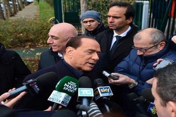 Presiden AC Milan, Silvio Berlusconi, (keempat dari kiri), tengan melayani pertanyaan wartawan di pusat latihan klub di Milanello, Sabtu (8/12/2012), dengan didampingi Wakil Presiden Adriano Galliani (ketiga dari kiri). 