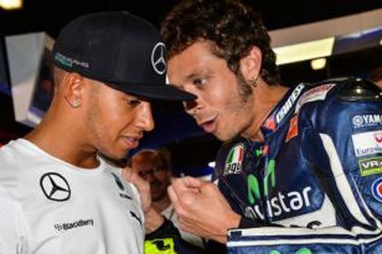 Pebalap Formula 1 asal Inggris, Lewis Hamilton (kiri), berbincang dengan bintang MotoGP asal Italia, Valentino Rossi.