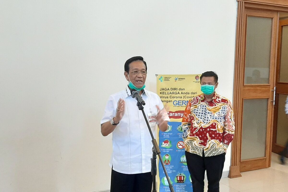 Gubernur DIY Sri Sultan HB X saat menemui wartawan di Kompleks Kepatihan.