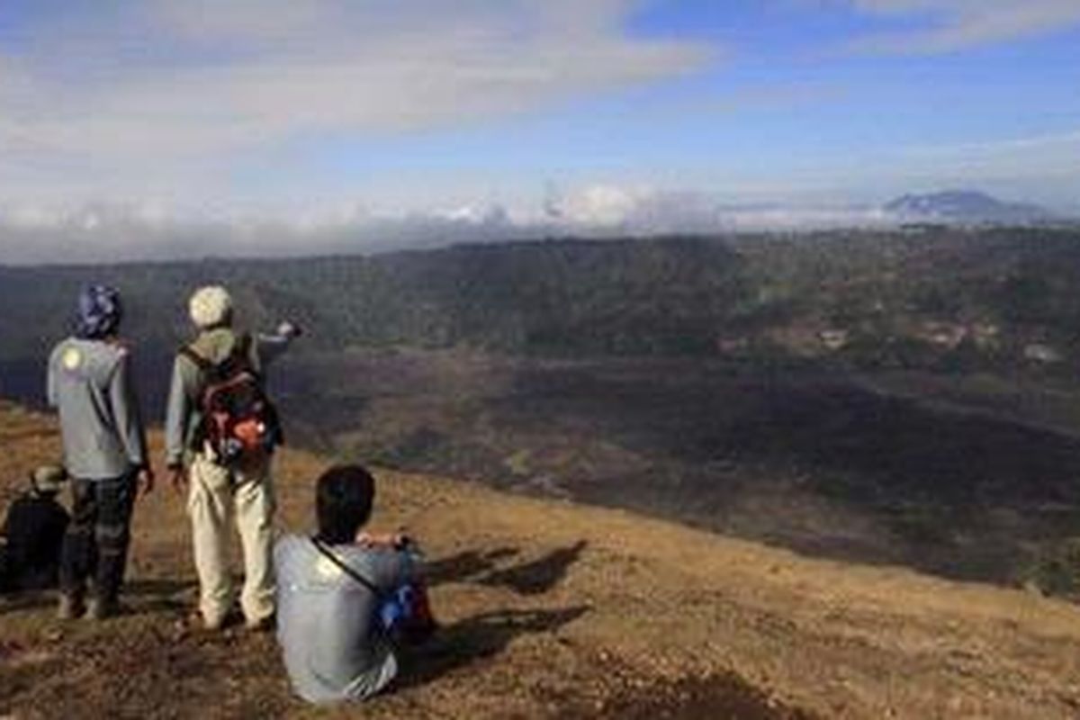 Tim Ekspedisi Cincin Api mengamati kaldera raksasa Batur di sekitar kawah II Gunung Batur, Kecamatan Kintamani, Bangli, Bali, Jumat (7/10/2011). Kawasan gunung menjadi laboratorium geologi yang mahakaya.