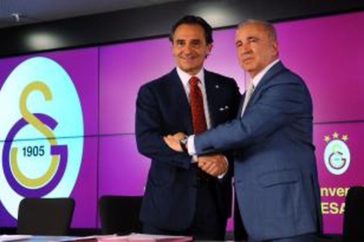 Presiden Galatasaray, Unai Aysal (kanan), berjabat tangan dengan pelatih baru klub itu, Cesare Prandelli (kiri), usai penandatangan kontrak, di TT Arena, Istanbul, 8 Juli 2014.