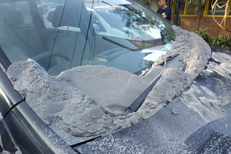 Bagian kap mobil terkena abu akibat erupsi Gunung Tangkuban Parahu di Jawa Barat, Jumat (26/7/2019).