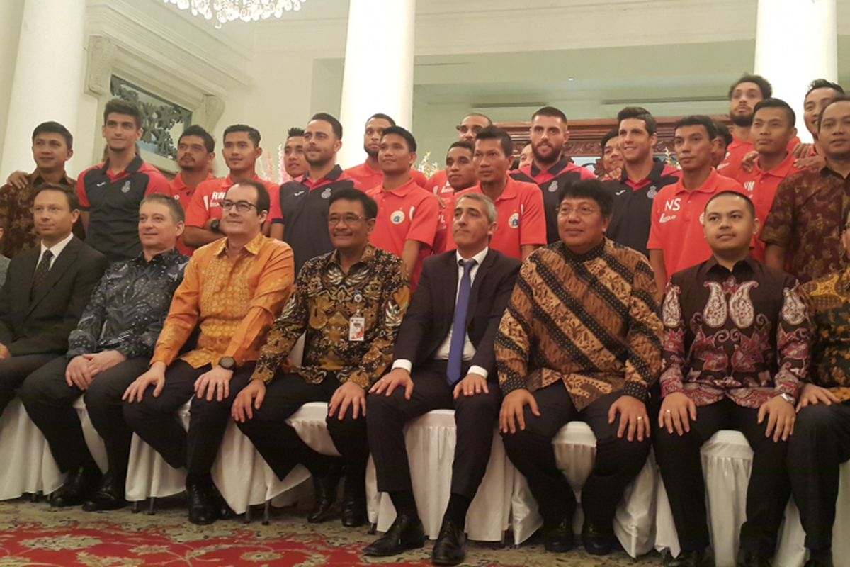 Gubernur DKI Jakarta Djarot Saiful Hidayat berfoto bersama para pemain RCD Espanyol dan Persija di Balai Kota DKI Jakarta, Rabu (19/7/2017). 
