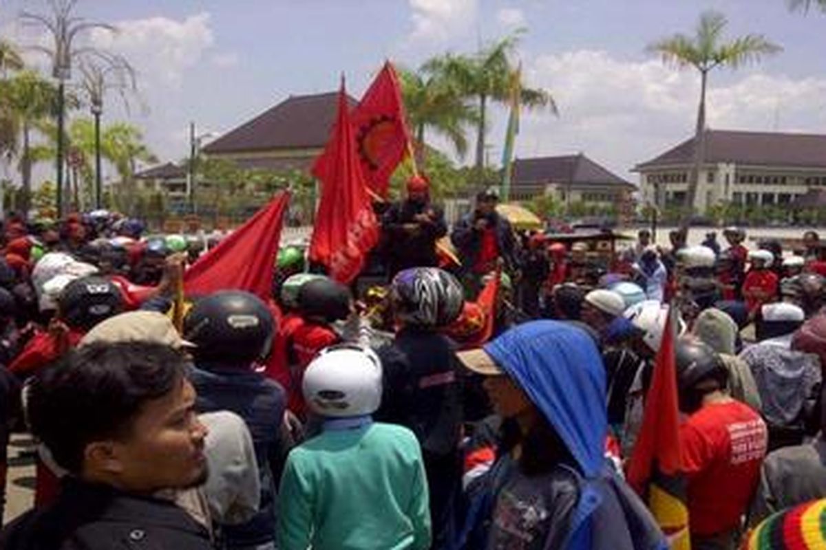 Ilustrasi: Ratusan buruh di Kabupaten Bekasi berunjuk rasa memperjuangkan upah layak di Kantor Bupati Bekasi, Selasa (1/11/2011). Mereka minta upah Rp 2,7 juta per bulan.