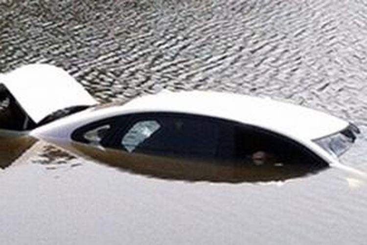 Mobil wanita asal Maryland yang tenggelam di danau karena pengemudinya sibuk mengetik SMS