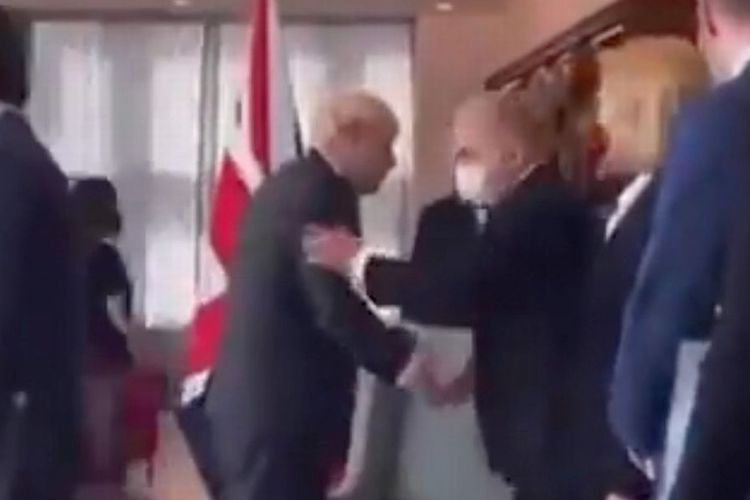Potongan video dari Twitter jurnalis Brasil Raquel Kraehenbuehl menunjukkan Menteri Kesehatan Brasil Marcelo Queiroga bersalaman dengan Perdana Menteri Inggris Boris Johnson di New York City, Amerika Serikat (AS). Queiroga kemudian dinyatakan positif Covid-19.