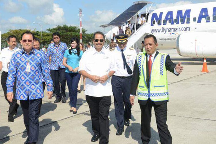 Menteri Pariwisata Arief Yahya dan Presdir Sriwijaya Air Chandra Lie (kiri) tiba di Bandara Blimbingsari, Banyuwangi, Jawa Timur, Jumat (16/6/2017) menggunakan pesawat NAM Air yang melayani penerbangan perdana Jakarta-Banyuwangi.