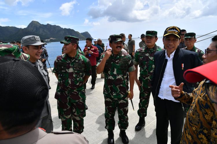 Presiden Joko Widodo meninjau kapal perang KRI Usman Harun 359 dan KRI Karel Satsuit Tubun 356 di Pangkalan Angkatan Laut Terpadu Selat Lampa, Kabupaten Natuna, Rabu (8/1/2020). 