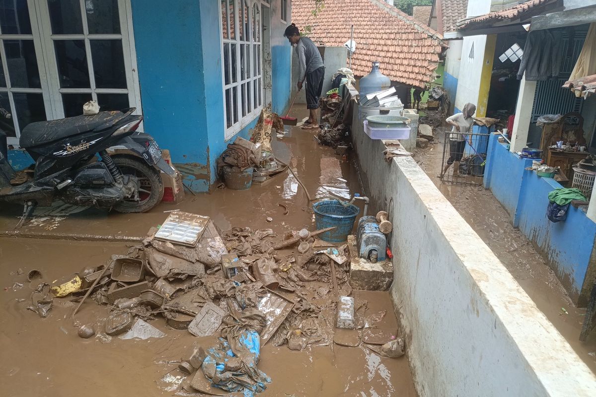 Warga di Kampung Muara, Desa Banjaran Wetan, Kecamatan Banjaran, Kabupaten Bandung, Jawa Barat, tengah sibuk membersihkan rumah dari meterial lumpur imbas banjir yang menerjang pemukiman mereka pada Selasa (5/11/2024) kemarin