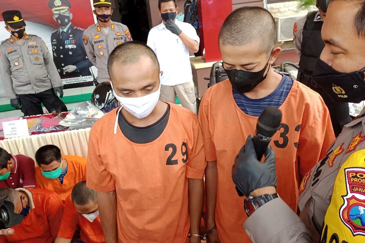 Dua maling besi proyek nasional tol Paspro dibekuk polisi.