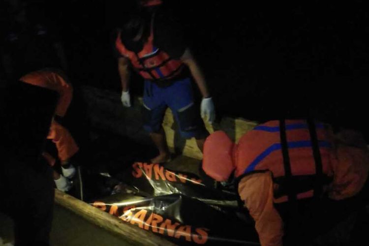 Tim SAR mengevakuasi jasad korban tenggelam di Sungai Luk Ulo, Desa Kedungwinangun Kecamatan Klirong Kabupaten Kebumen, Jawa Tengah, Kamis (24/2/2022) malam.