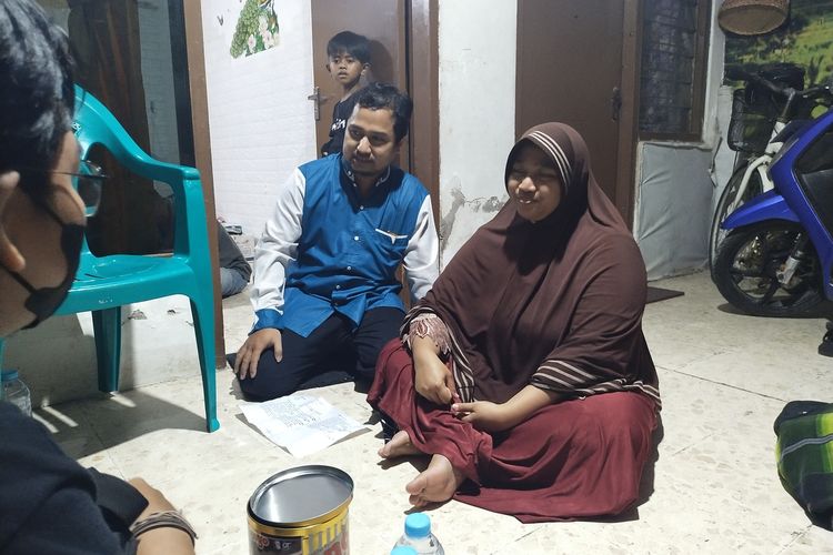 Muhammad Ridwan (37) dan Istrinya Sholichah (35) Saat Bercerita pada Kompas.Com Terkait Jalan Menuju Rumahnya di Bangun Tembok Oleh kedua Tetangganya, Senin (01/11/2021).