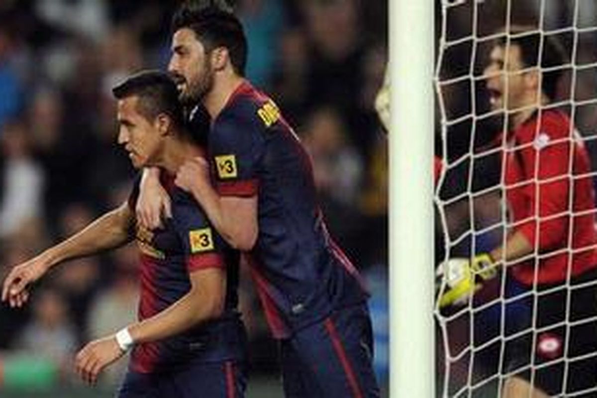 Penyerang Barcelona, Alexis Sanchez, merayakan golnya dengan rekanya, David Villa, usai sukses membobol gawang Deportivo La Coruna dalam lanjutan Liga BBVA, Sabtu (9/3/2013). 
