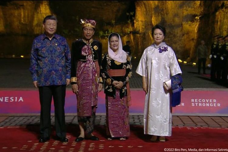 Tangkapan layar dari video di YouTube Setpres RI menunjukkan presiden Jokowi sedang bersama Presiden China Xi Jinping yang mengenakan batik saat jamuan makan malam KTT G20 di Bali, Selasa (15/11/2022) malam. 