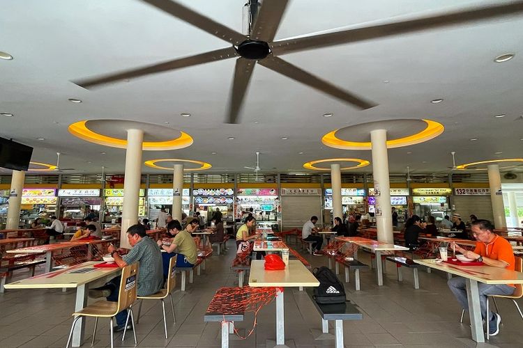 Warga Singapura terlihat menyantap makan siang mereka di Pasar Tiong Bahru, Rabu siang (29/9/2021). Singapura menerapkan kembali pembatasan sosial mulai Senin (27/9/2021) untuk menghentikan laju gelombang keenam pandemi Covid-19 varian delta