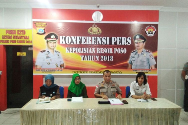 Kapolres Poso AKBP Bogiek Sugiyarto didampingi Koordinator P2TP2A Lisa Banawa dan pejabat Dinsos Poso Karina Sidik saat menggelar jumpa pers, Rabu (14/3/2018) di Mapolres Poso.