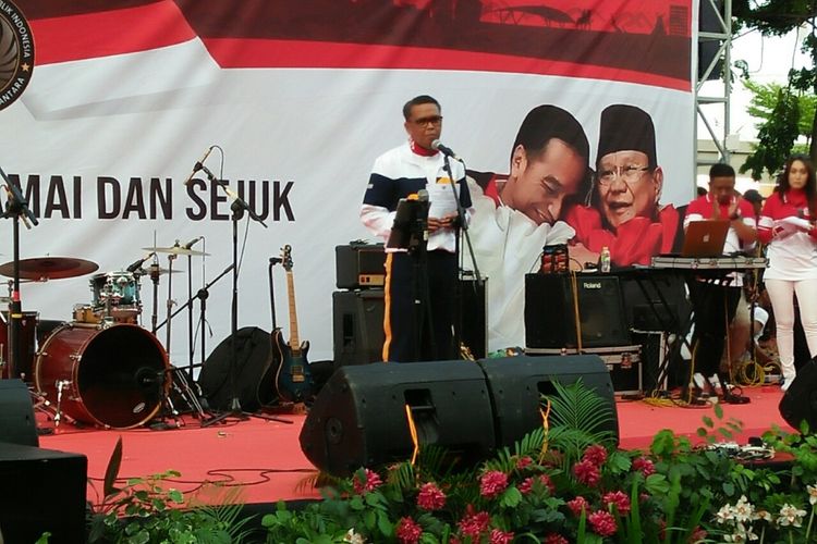 Gubernur Sulsel, Nurdin Abdullah membawakan sambutannya dalam acara deklarasi Pemilu 2019 damai di car free day Anjungan Pantai Losari,  Makassar, Minggu (16/9/2018) pagi. 