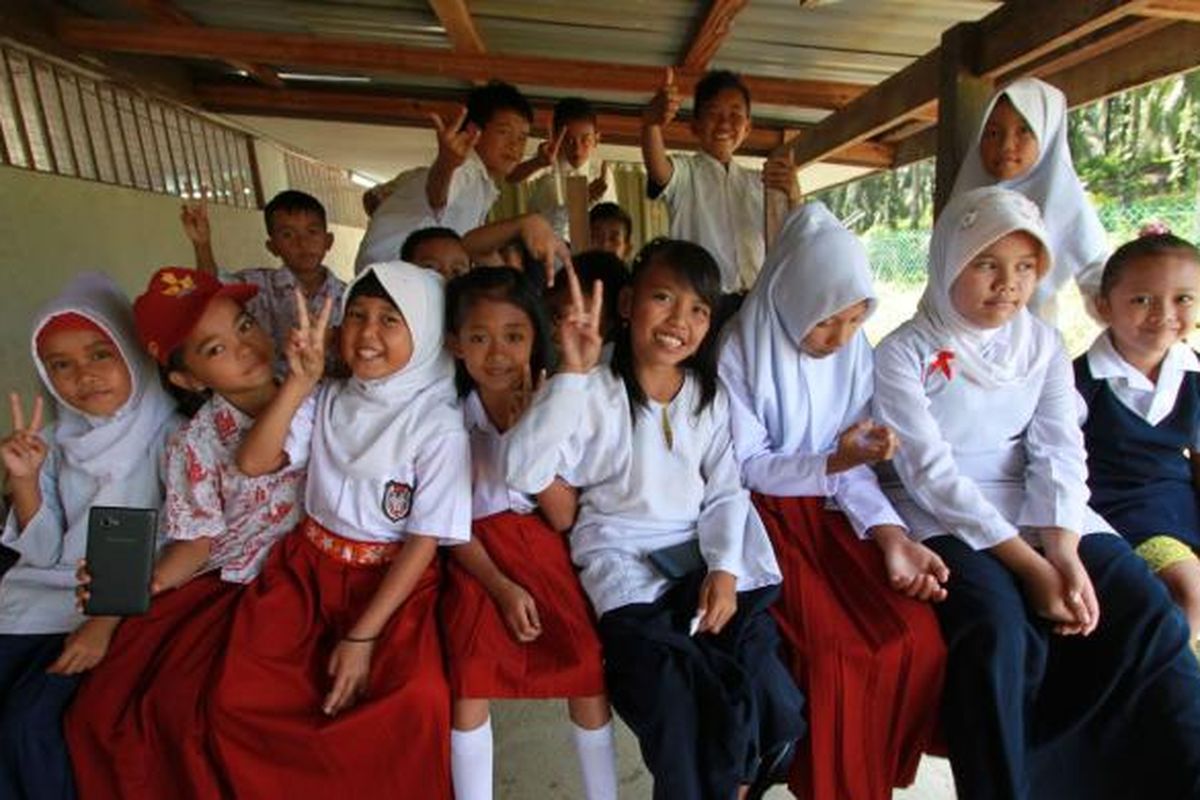 Anak-anak buruh migran yang bersekolah di Community Learning Center (CLC) Ladang Galasah yang berada di areal perusahaan Sarawak Oil Palm Berhad, Miri (2/8/2016).  CLC merupakan wadah yang menjadi akses pendidikan bagi anak-anak buruh migran ini yang terpaksa harus ikut orangtua mereka bekerja sebagai TKI di berbagai perusahaan perkebunan di negara bagian Sarawak, Malaysia.