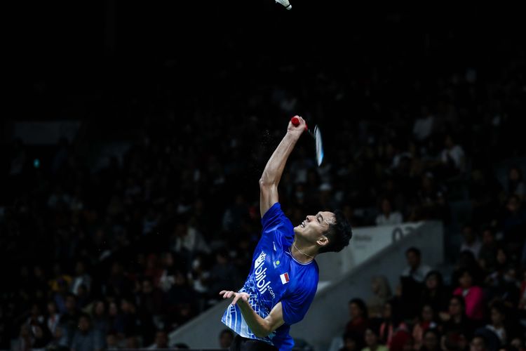 Pebulu tangkis tunggal putra Indonesia, Jonatan Christie melawan wakil Taiwan, Wang Tzu Wei saat pertandingan babak kedua Indonesia Masters 2020 di Istora Senayan, Jakarta, Kamis (16/1/2020). Jonatan Christie menang dengan skor 21-15, 21-15.