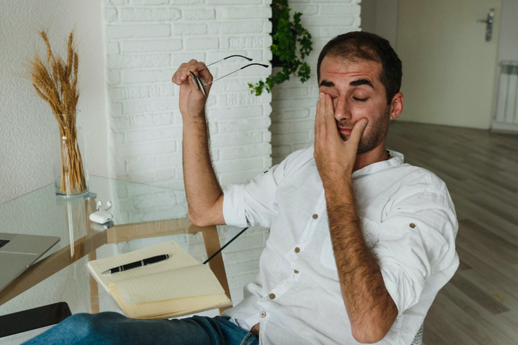 3 Cara Mudah Cegah Eye Strain akibat Menatap Layar Gadget